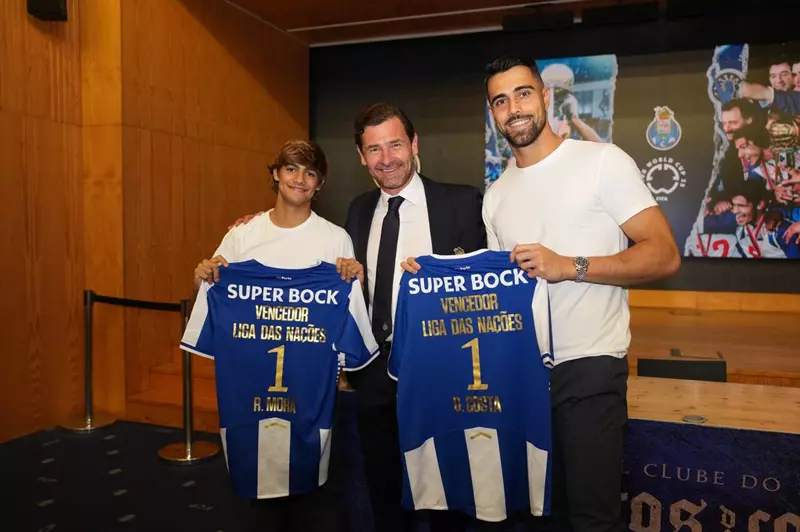 بورتو يحتفل بنجاح ثنائي الفريق بعد الفوز بدوري الأمم الأوروبية مع البرتغال في مواجهة الأهلي (صور)